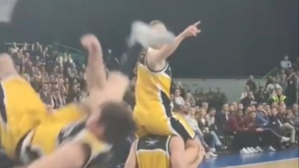 Video / Nogom udario obruč: Član Dunking Devilsa imao nezgodan pad u Zetri