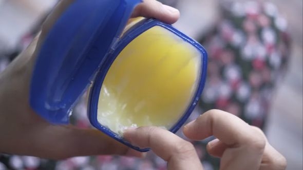 Cijeli život ste koristili vazelin pogrešno: Trikovi s teglicom od 3 KM koji mijenjanju život
