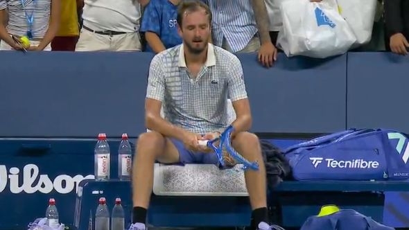 Video / Ovo ne priliči sportisti: Medvedev vikao na kamermana, pa smrskao reket u komade