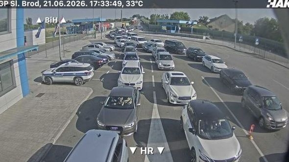 Vikend donio velike gužve: Formirane duge kolone vozila na graničnim prelazima