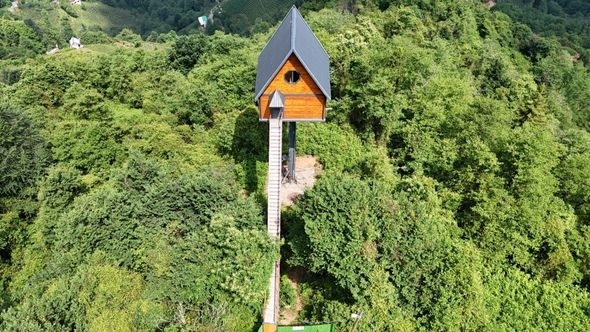 U Rizeu izgrađena kuća na željeznom stubu visokom 12 metara