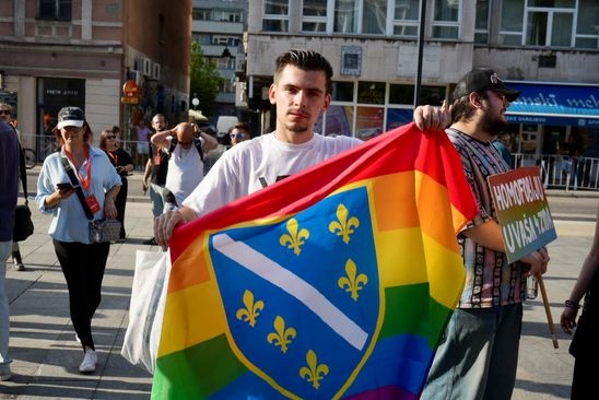 Grb s ljiljanima na LGBTIQ+ zastavi