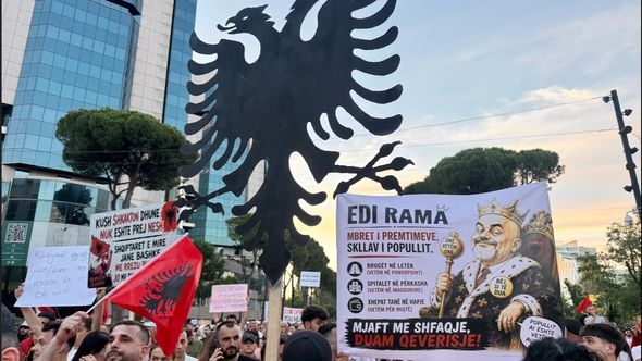 Hiljade Albanaca 21. dan na ulicama: Traže ostavku Rame i zaustavljanje projekta povezanog s Trampovim zetom