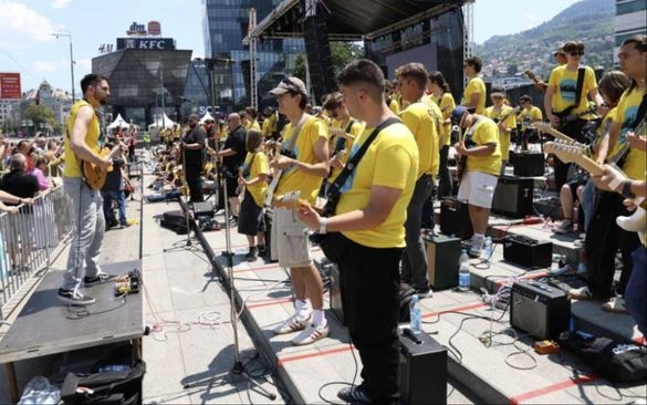 Trg BiH u znaku mladosti i muzike: Stotine mladih nastupaju na Sarajevo Rocks 2026