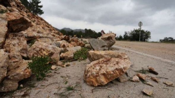 Stanje na putevima u BiH: Kolovoz mokar, povećana opasnost od odrona