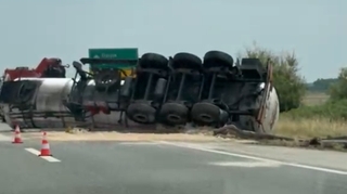 Video / Pogledajte snimak prevrnute cisterne na autoputu