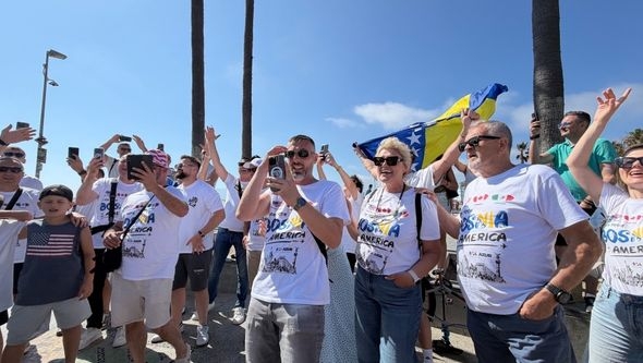 Video / Navijači se skupljaju u Los Anđelesu: Na plaži zaplesala i porodica Džeko