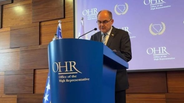 Svjetski mediji: Šmit ostaje na funkciji do imenovanja nasljednika, a cilj je tranzicija do kraja juna prije oktobarskih izbora