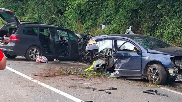 Broj povrijeđenih u nesreći kod Zvornika porastao na četiri: Dvije osobe teško povrijeđene, automobil smrskan