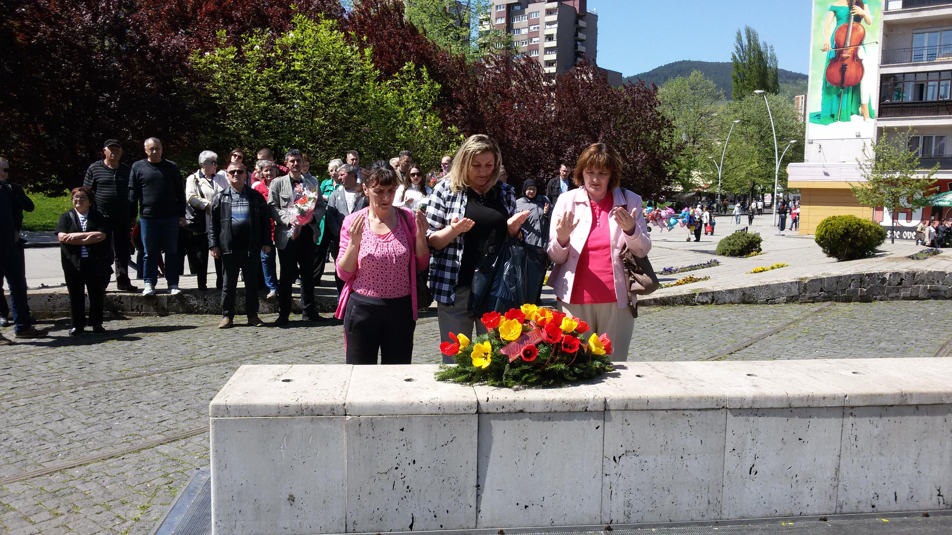 Cvijeće na mjestu gdje je ubijeno 15, a ranjeno 50 građana Zenice