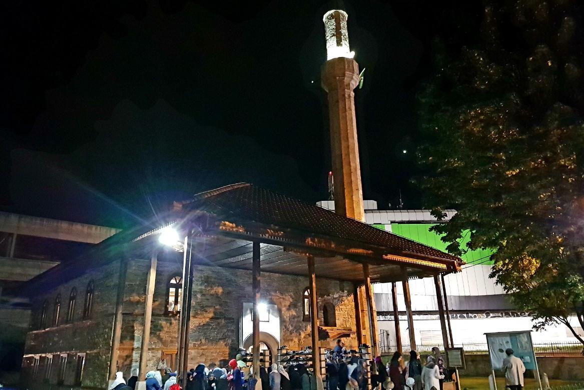 Klanjana prva teravija: Zeničke džamije ispunjene do posljednjeg mjesta