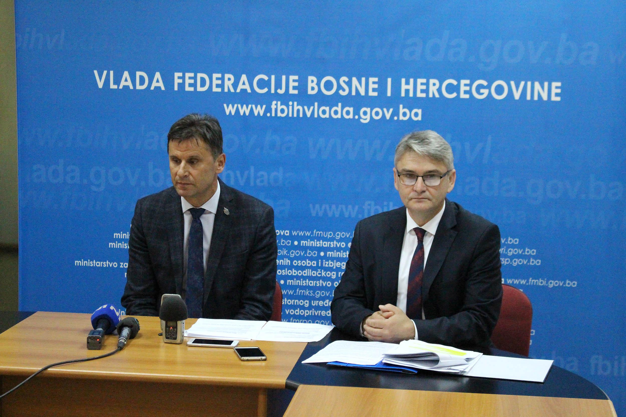 Nakon sjednice Federalne vlade Novalić i Bukvarević održali pres-konferenciju, borci i dalje nezadovoljni