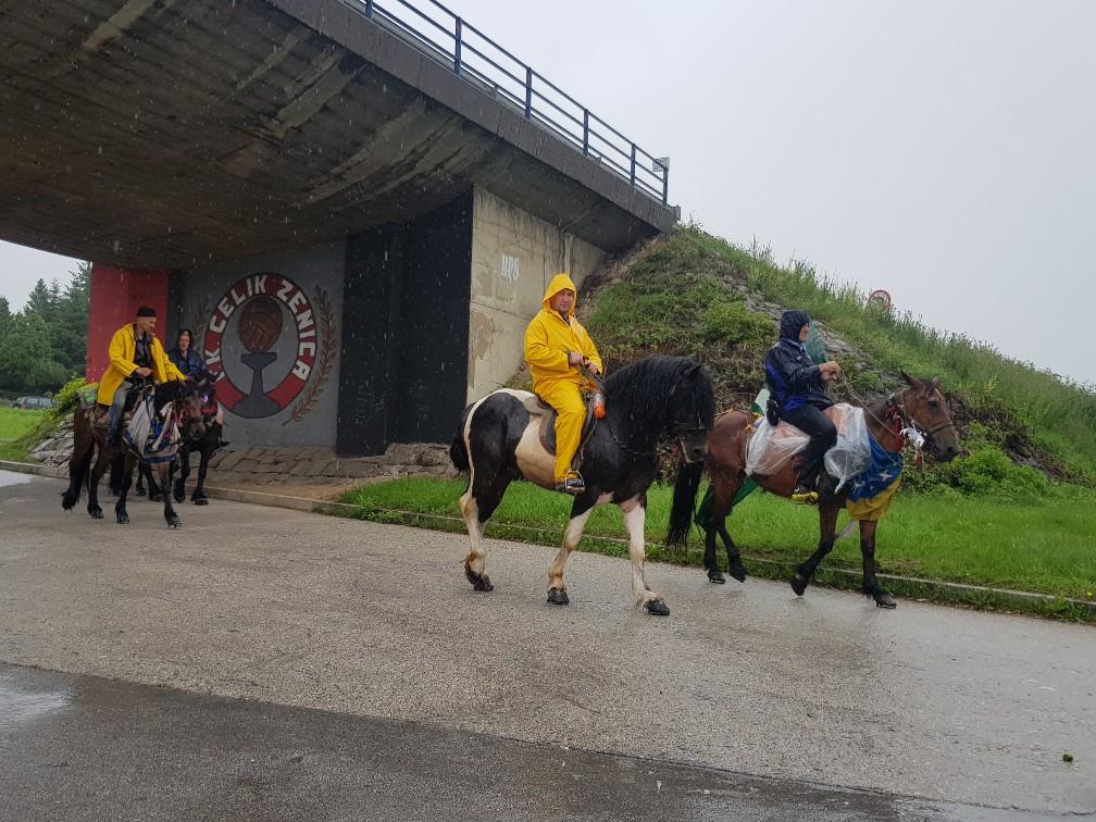 Zenički konjanici krenuli u pohod na Ajvatovicu, ispraćeni dovom i tekbirima