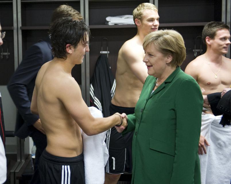 Merkel: Treba poštovati odluku Ozila da se povuče iz reprezentacije Njemačke