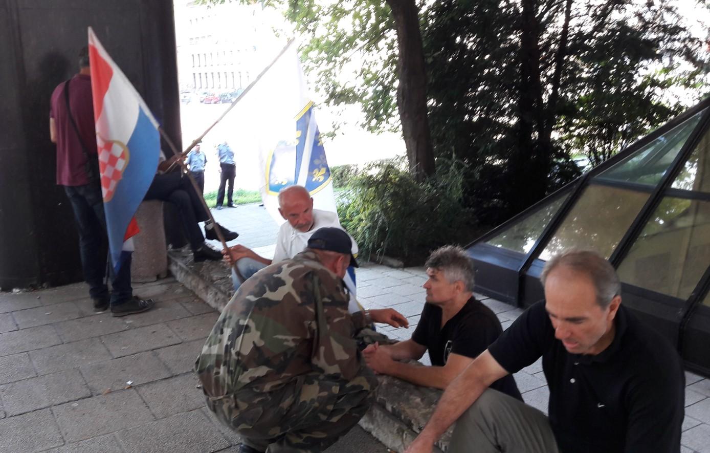Policija u Sarajevu pažljivo prati razvoj situacije, nekoliko timova spremno za intervenciju
