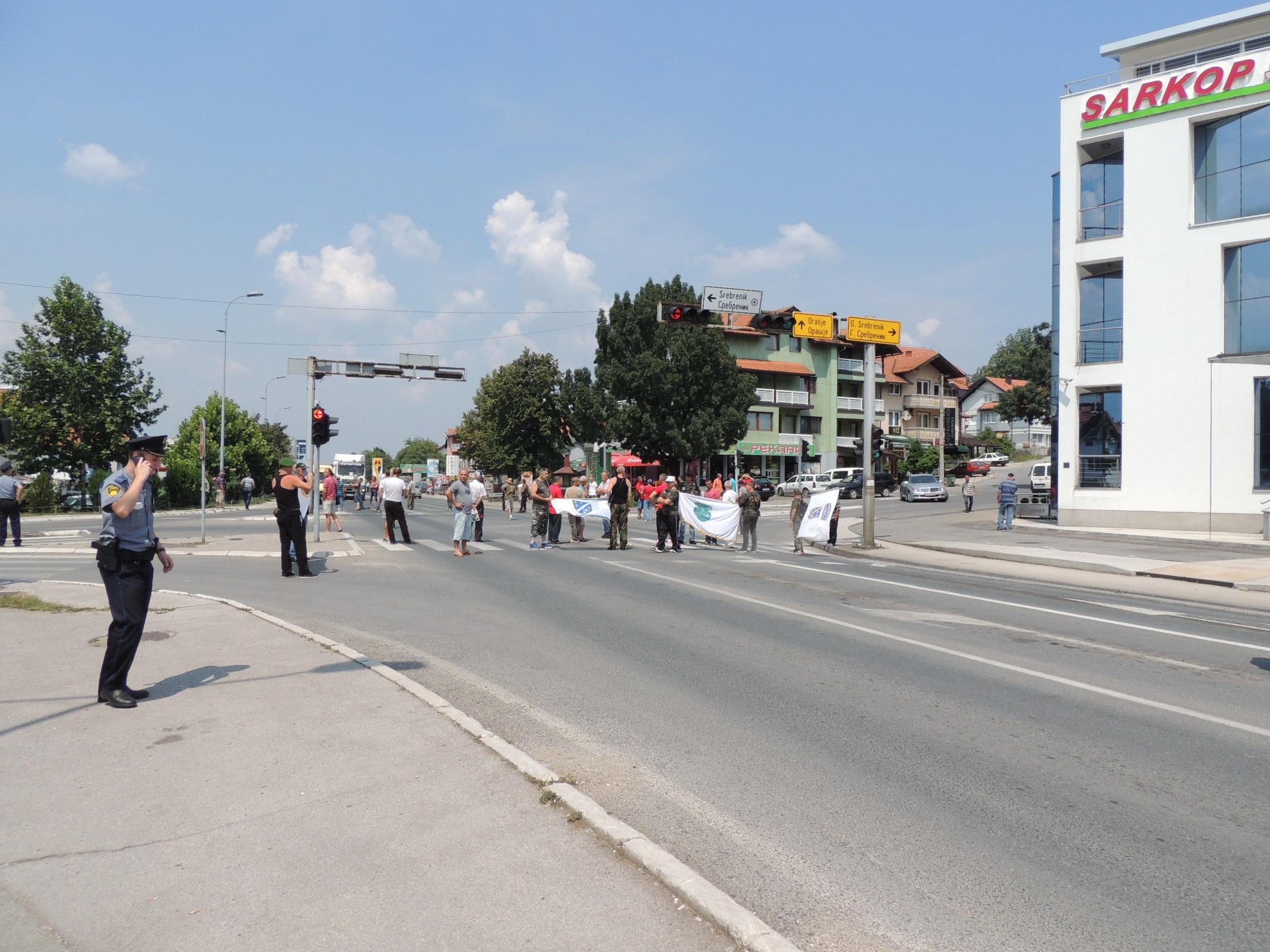 Grupa demobilisanih boraca u centru Srebrenika blokirala magistralni put Tuzla - Orašje