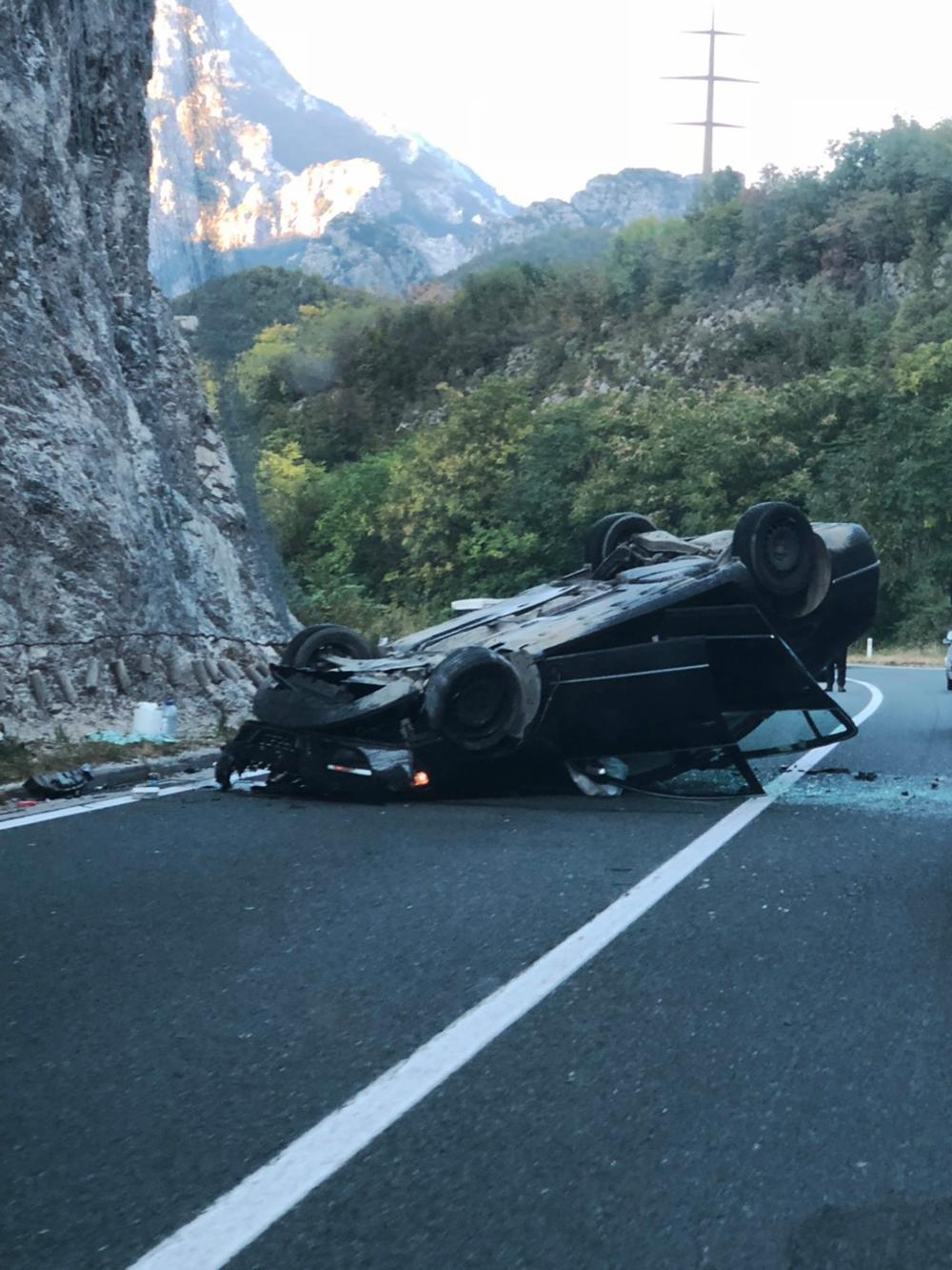 Teška saobraćajna nesreća u mjestu Grabovica, automobil se prevrnuo