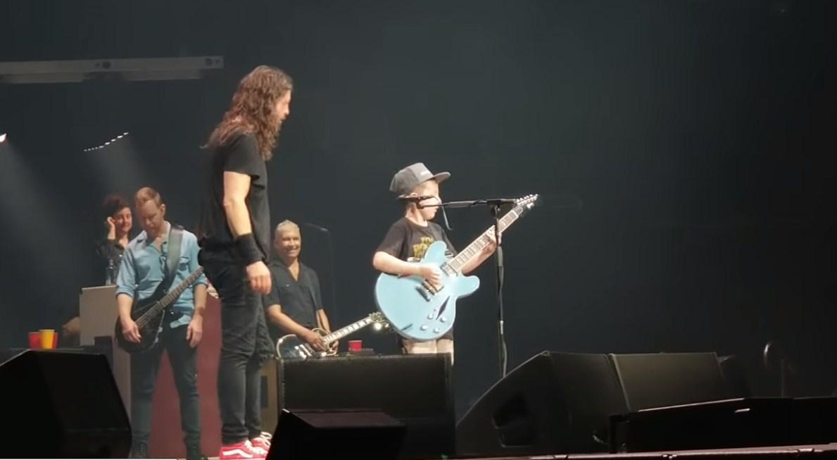 Gitara veća od njega: Mališan rasturio pjesmu ''Metallice'' i oduševio sve