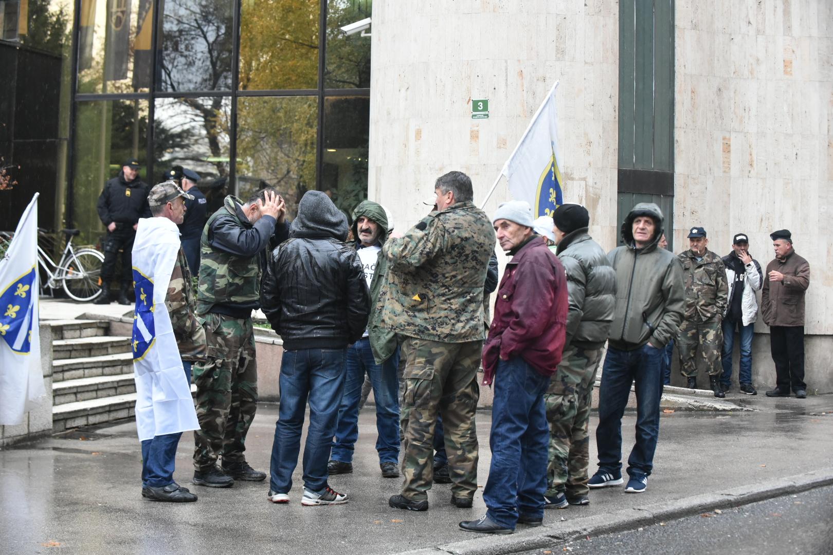 Bivši borci ispred zgrade Parlamenta FBiH prije konstituirajuće sjednice novog saziva