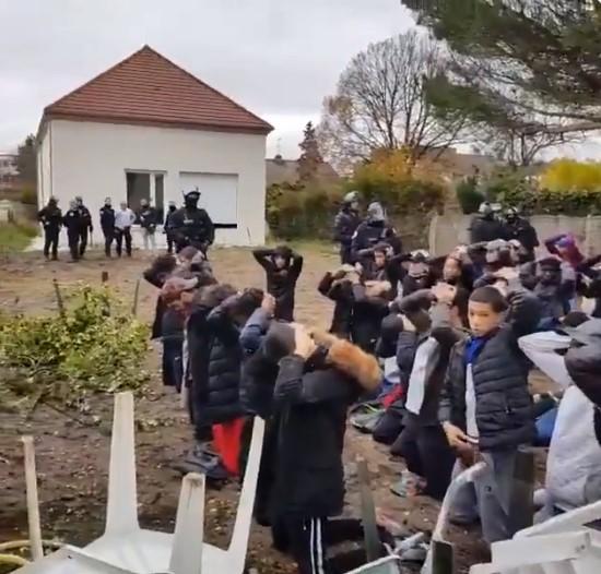 Snimci šokirali Francusku: Studenti na koljenima