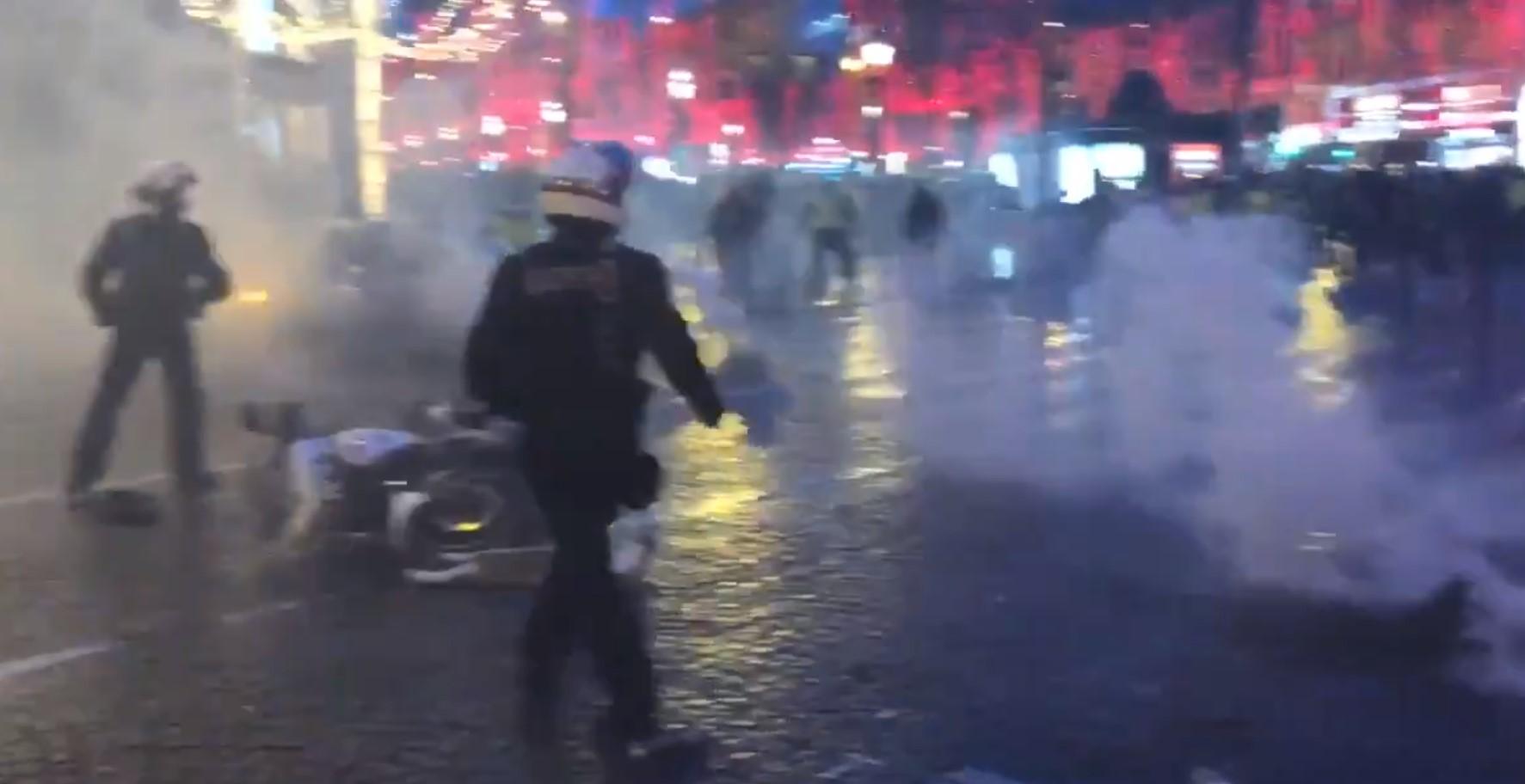 Video koji je šokirao Francusku: Policajac uperio pištolj na "žute prsluke"