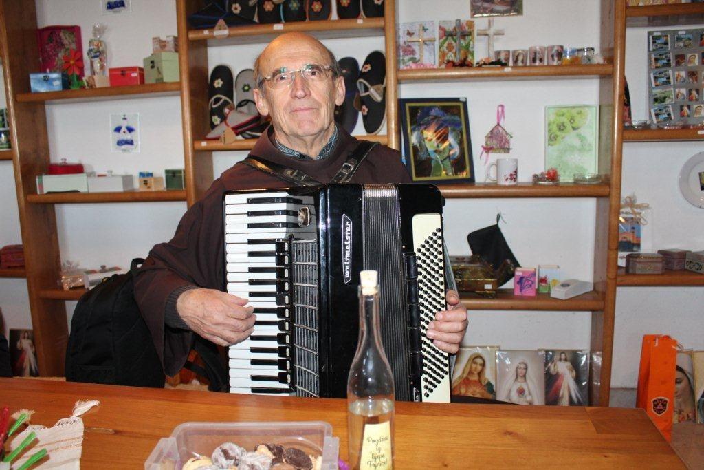 Svestran franjevac: Svira nekoliko instrumenata, piše pjesme, uči strane jezike