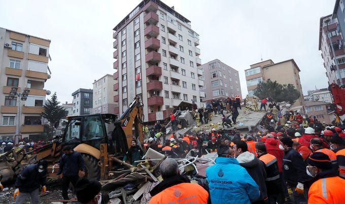 Povećan broj žrtava u urušavanju zgrade u Istanbulu