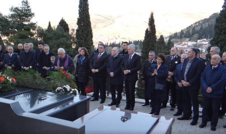 Dragan Čović s predstavnicima vlasti na grobu Joze Leutara - Avaz