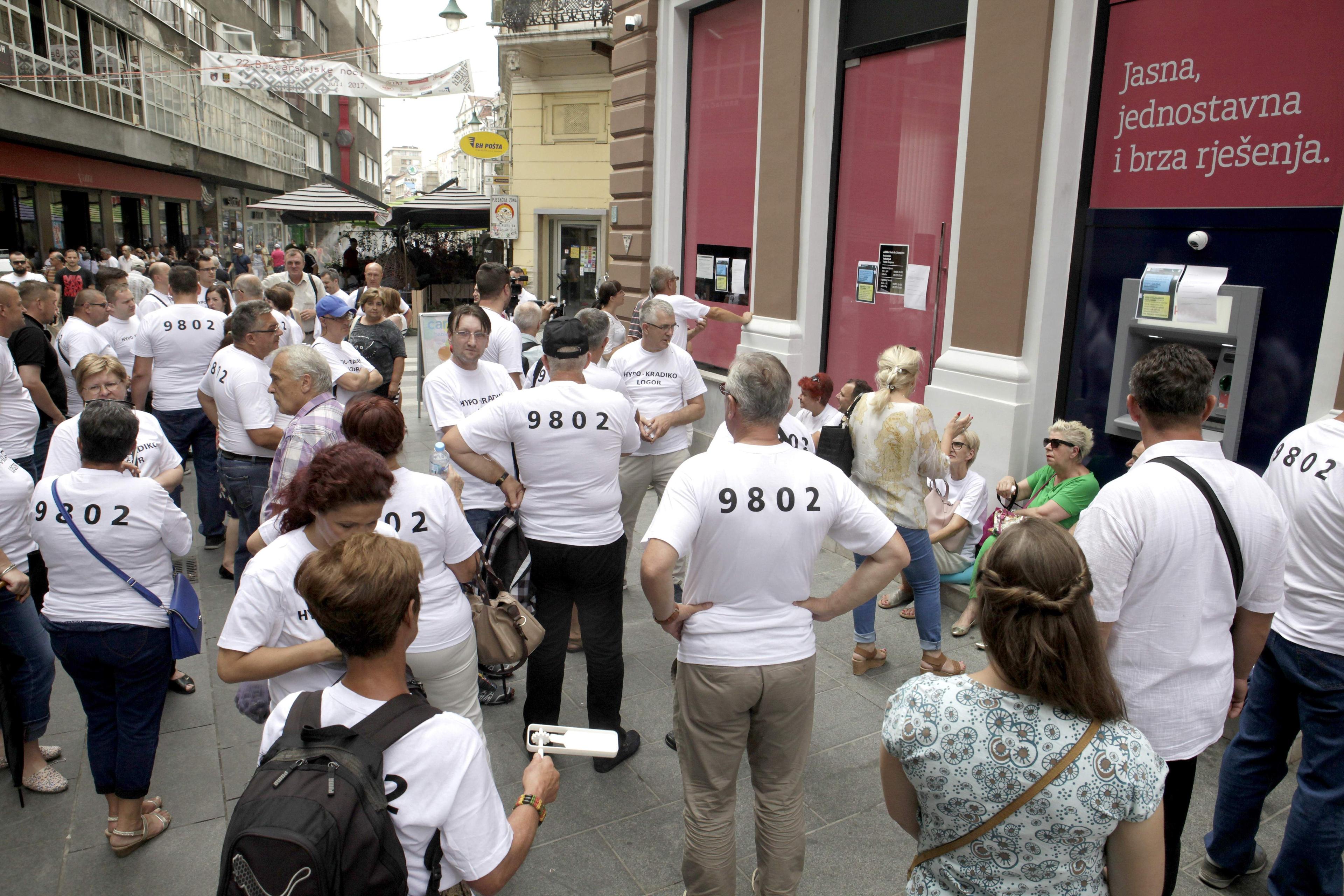 S jednog od protesta korisnika „švicarca“ u BiH: Zadužilo se 11.400 građana - Avaz