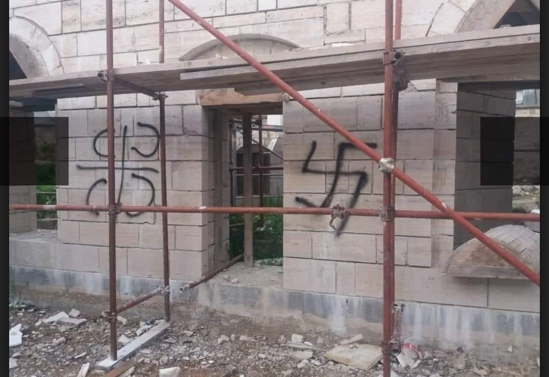 Fašistički grafiti na zidovima Arnaudije