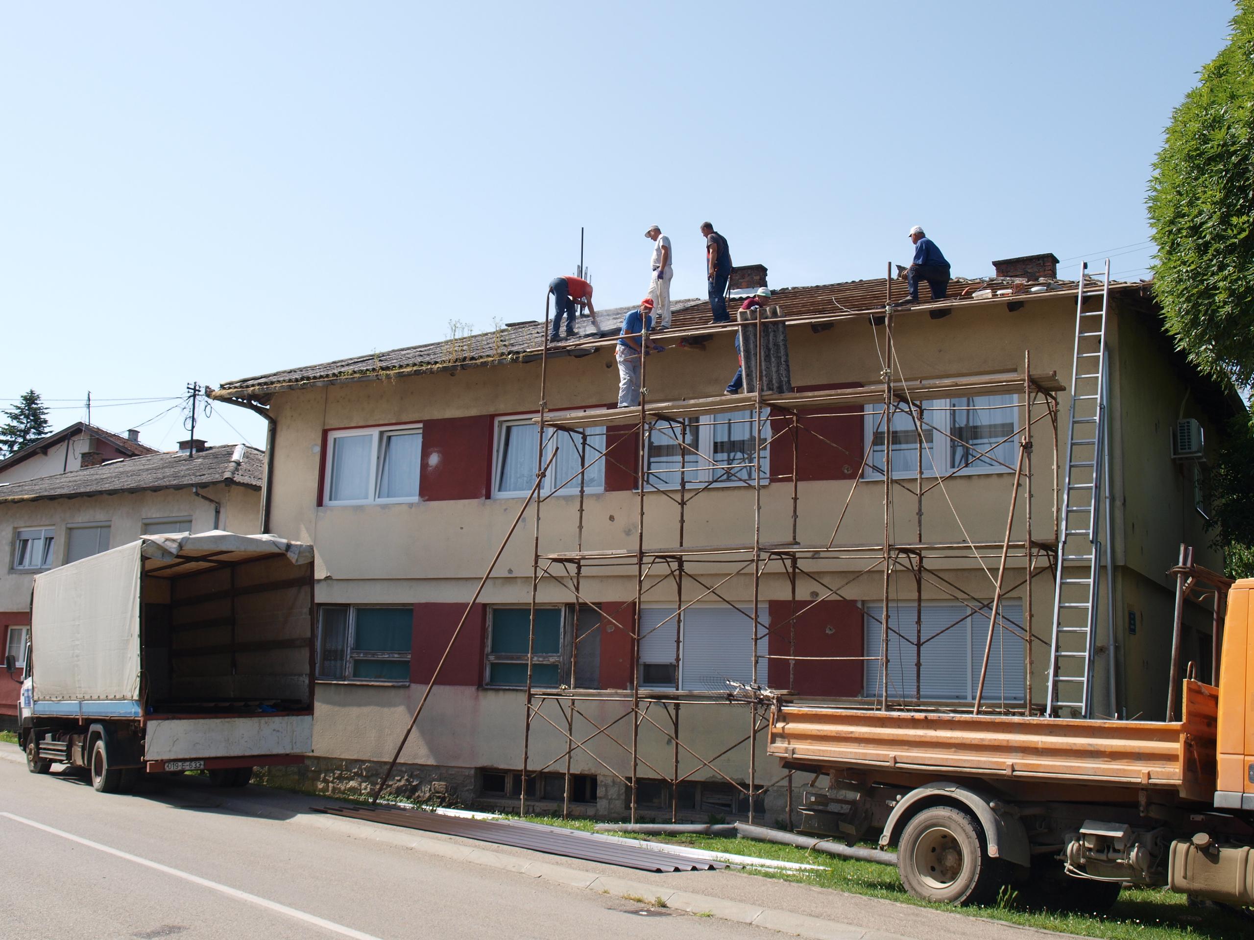 Radovi u Bosanskoj Gradišci: Skidanje polovine azbestnog krova - Avaz