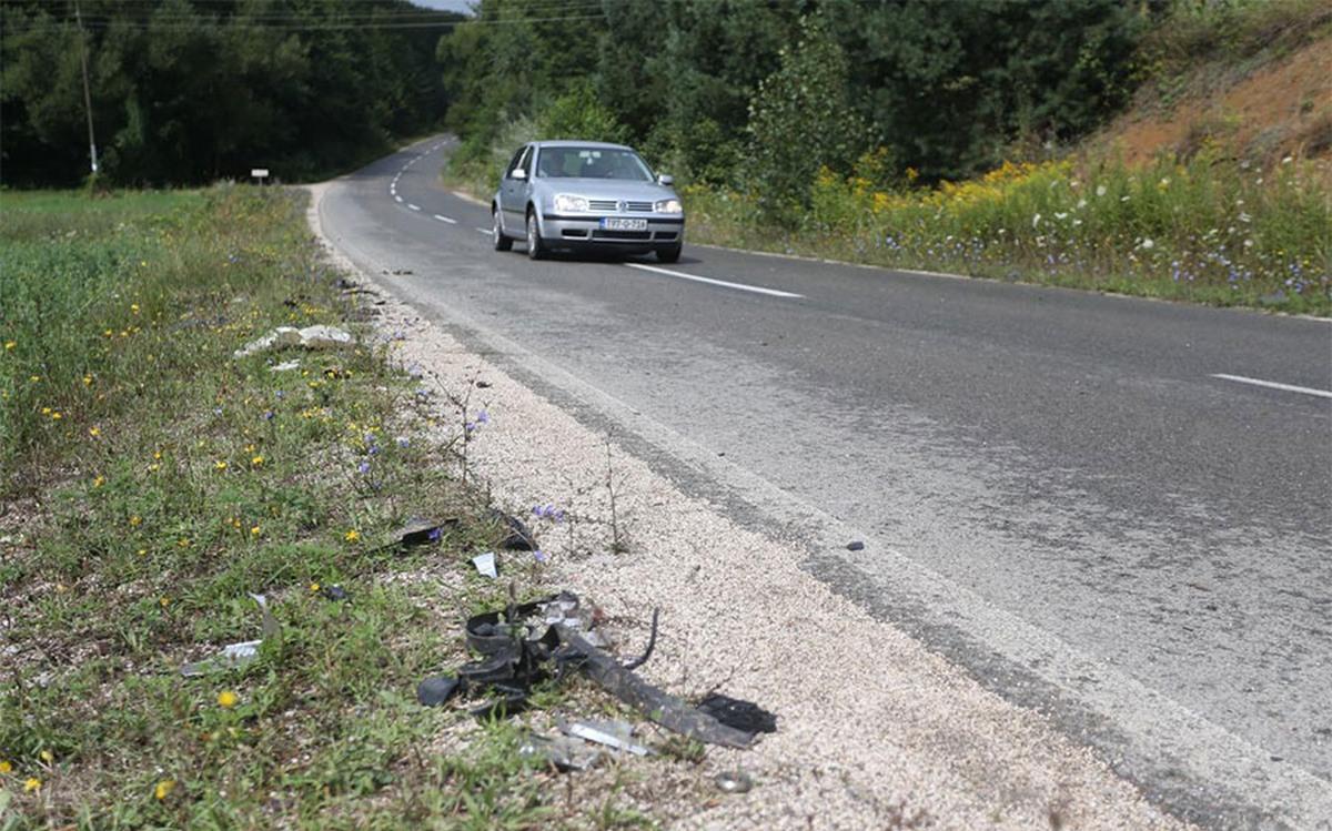 Brezičani: Dijelovi automobila ostali na cesti - Avaz