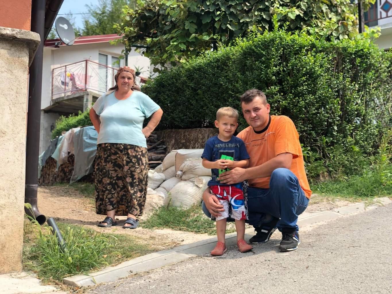 Nana Sedija Mešeljević, Amer i sin Demir ispred porodične kuće - Avaz