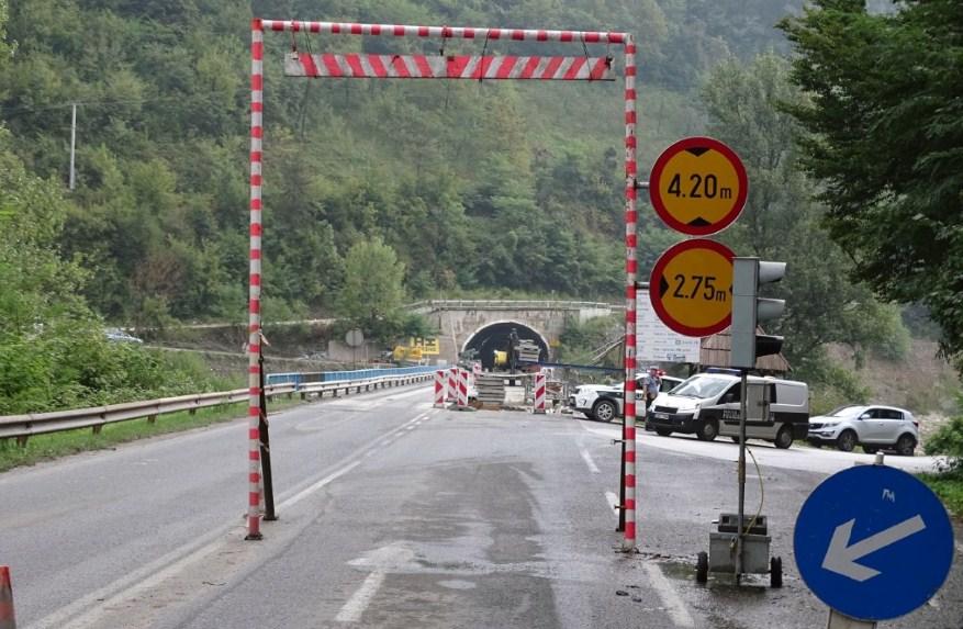 Policija regulira saobraćaj ispred tunela - Avaz