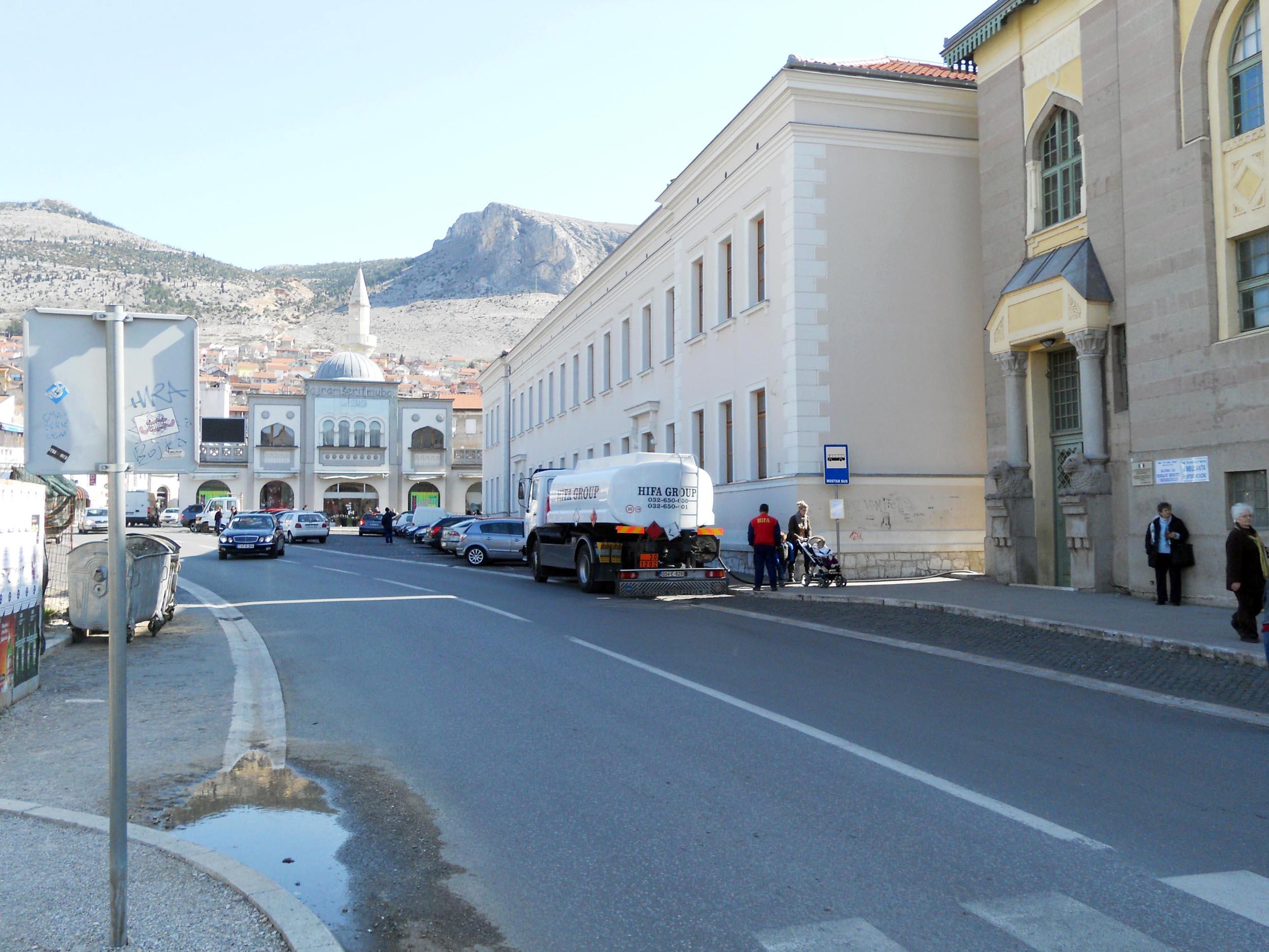 Izboden muškarac na trgu Musala u Mostaru, napadač bacio nož pored kante za smeće