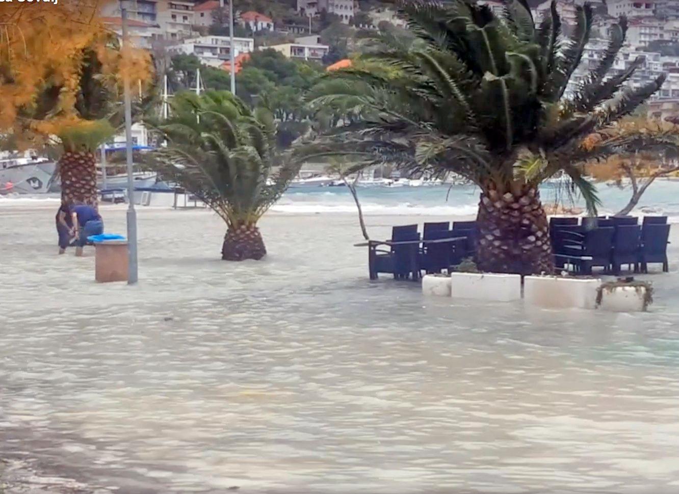 Alarmantno: Oluja na Jadranu nosi sve pred sobom, otoci odsječeni