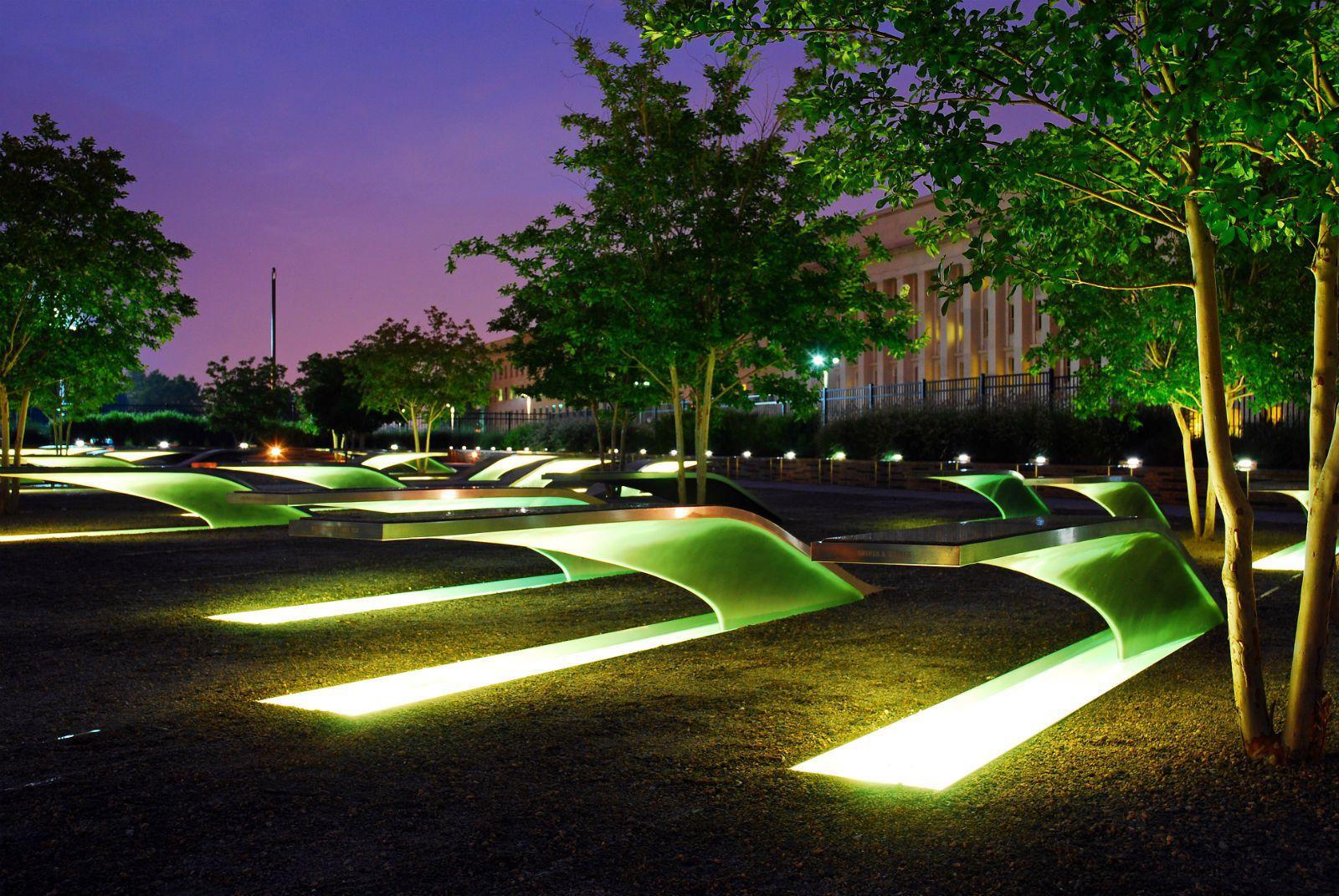 Osvijetljene klupe dio su spomenika žrtvama terorističkog napada na Pentagon - Avaz