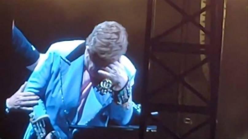 Elton Džon prekinuo koncert: Pao na klavir i briznuo u plač