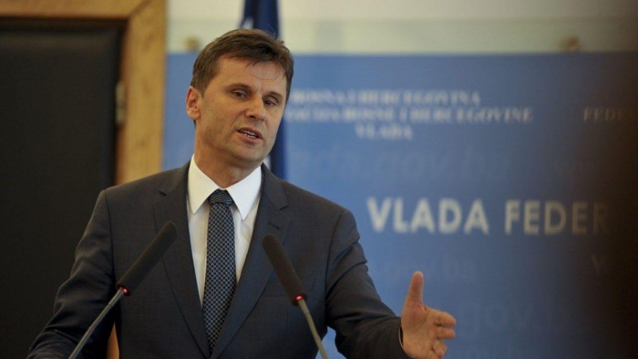 Premijer Novalić uzvratio udarac: Nekima je do šale, dok se ozbiljni ljudi širom FBiH bore protiv koronavirusa