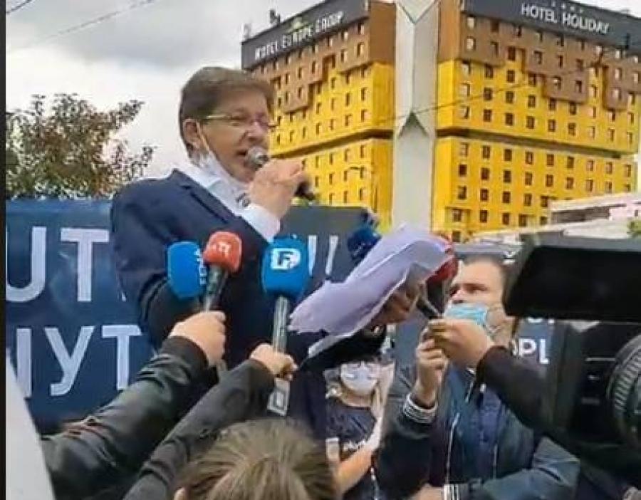 Hadžikadić pred okupljenom masom pročitao zahtjeve: Hoćemo elektronsko glasanje kao i...