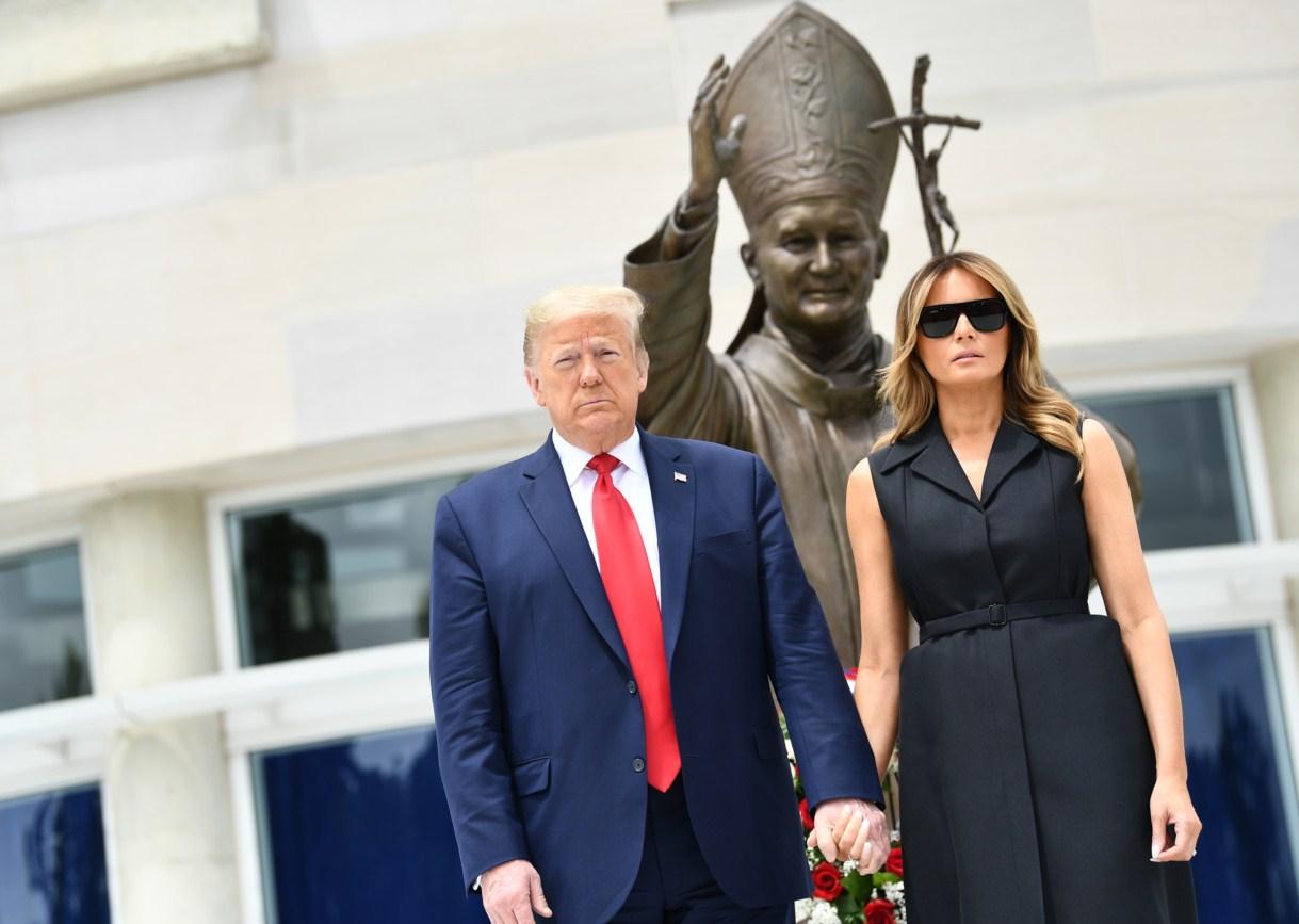 Tramp tražio od Melanije da se nasmiješi tokom posjete spomeniku Ivanu Pavlu II