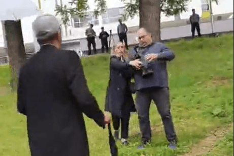 Sve snimljeno: Pogledajte kako su pristalice Fikreta Abdića napale novinara