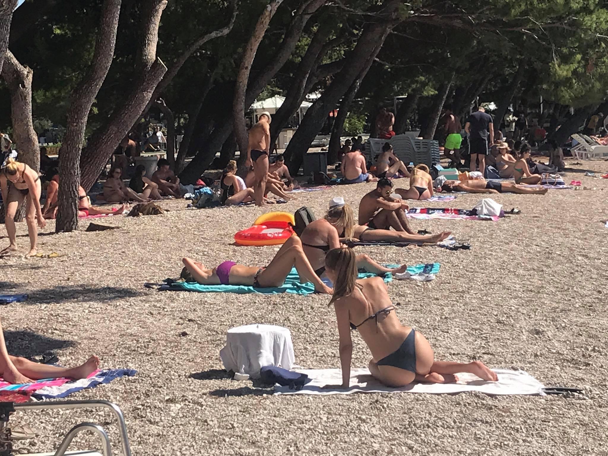 U Makarskoj sezona još nije izgubljena: Popunjena plaža, gosti počeli pristizati