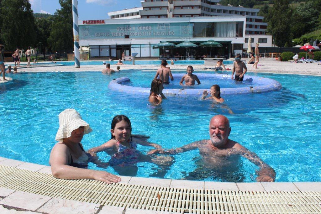 Meho Mujčinović s porodicom na bazenima u Fojnici - Avaz