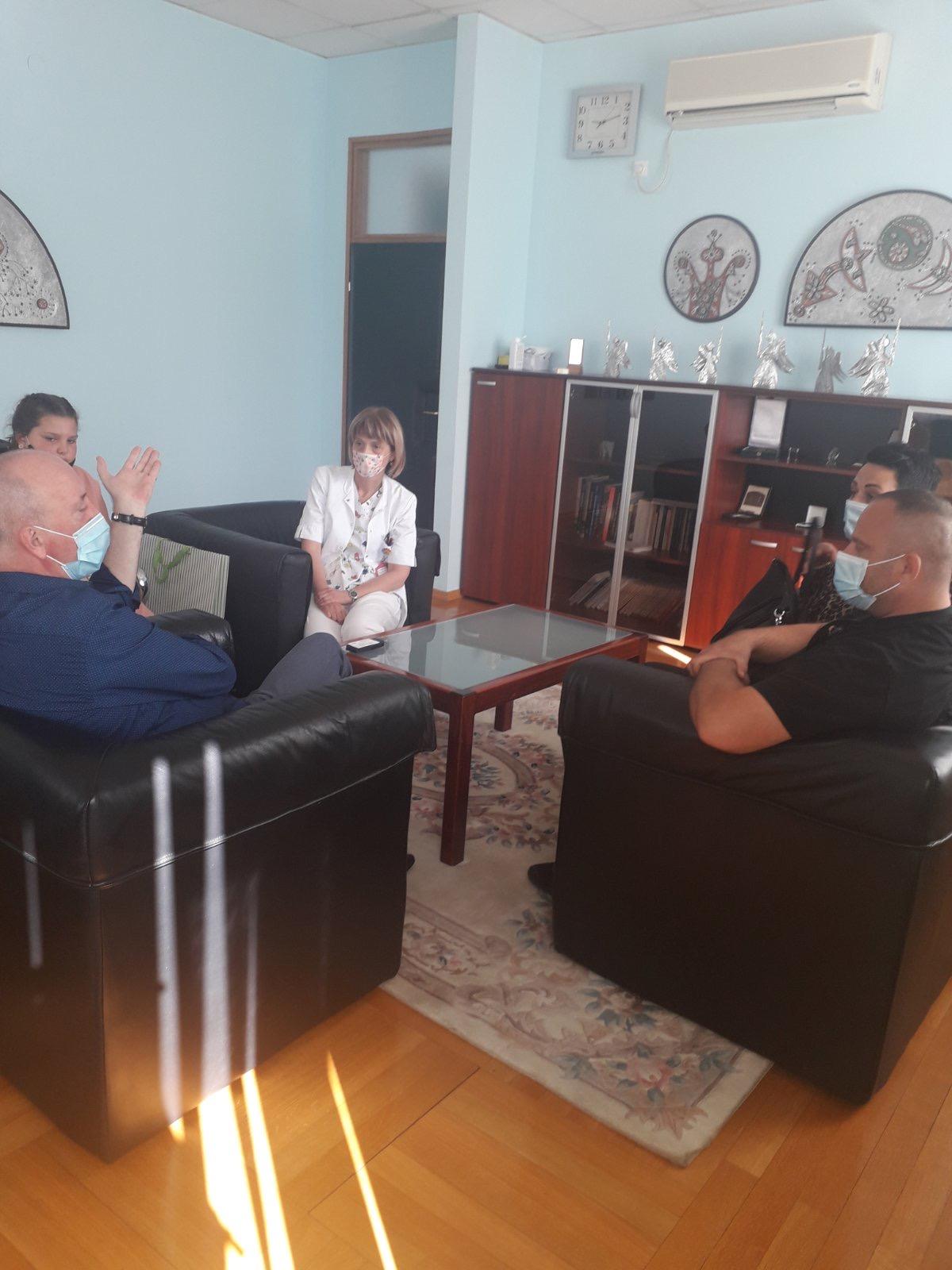 Nadin Smajlović s roditeljima i ljekarima UKC Tuzla - Avaz