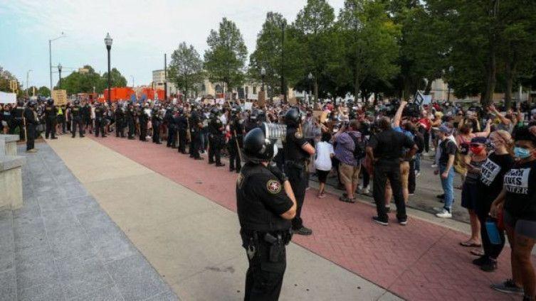 Tramp šalje saveznu policiju i nacionalnu gardu da smire demonstracije u Viskonsinu - Avaz