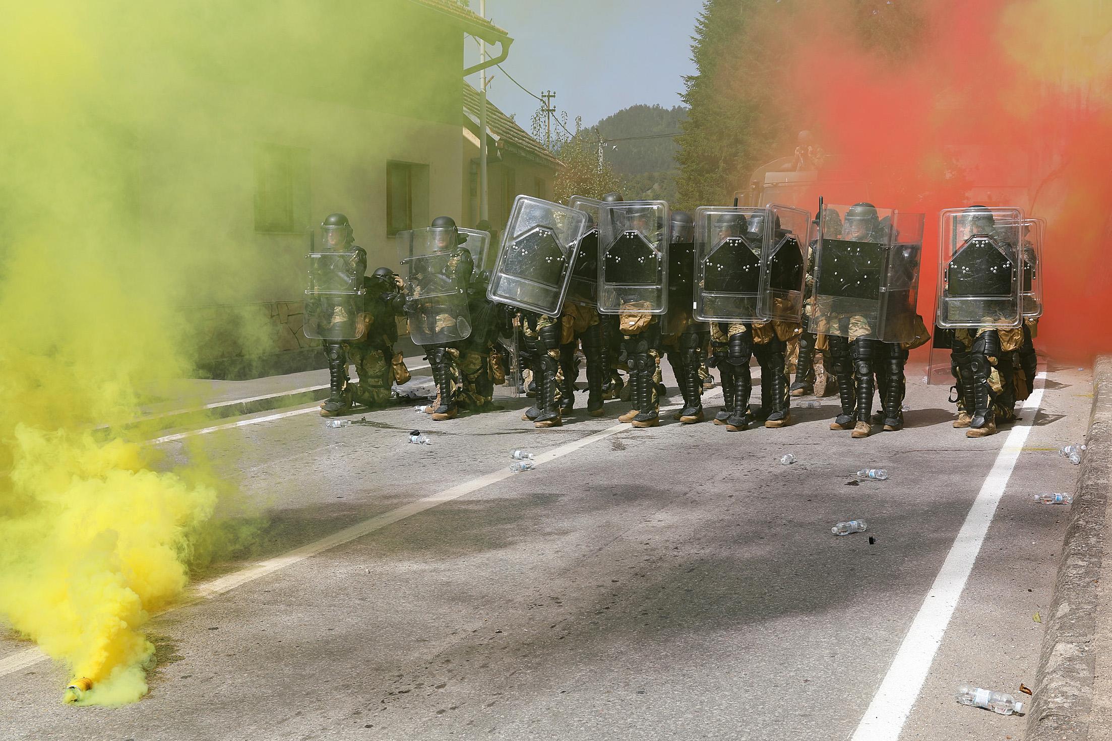 "Brzi odgovor 2020": Demonstranti u Višegradu bacali flaše i dimne bombe na vojnike EUFOR-a
