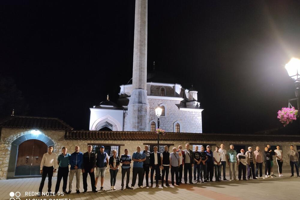 Bečić sa članovima Demokrata ispred Husein pašine džamije - Avaz
