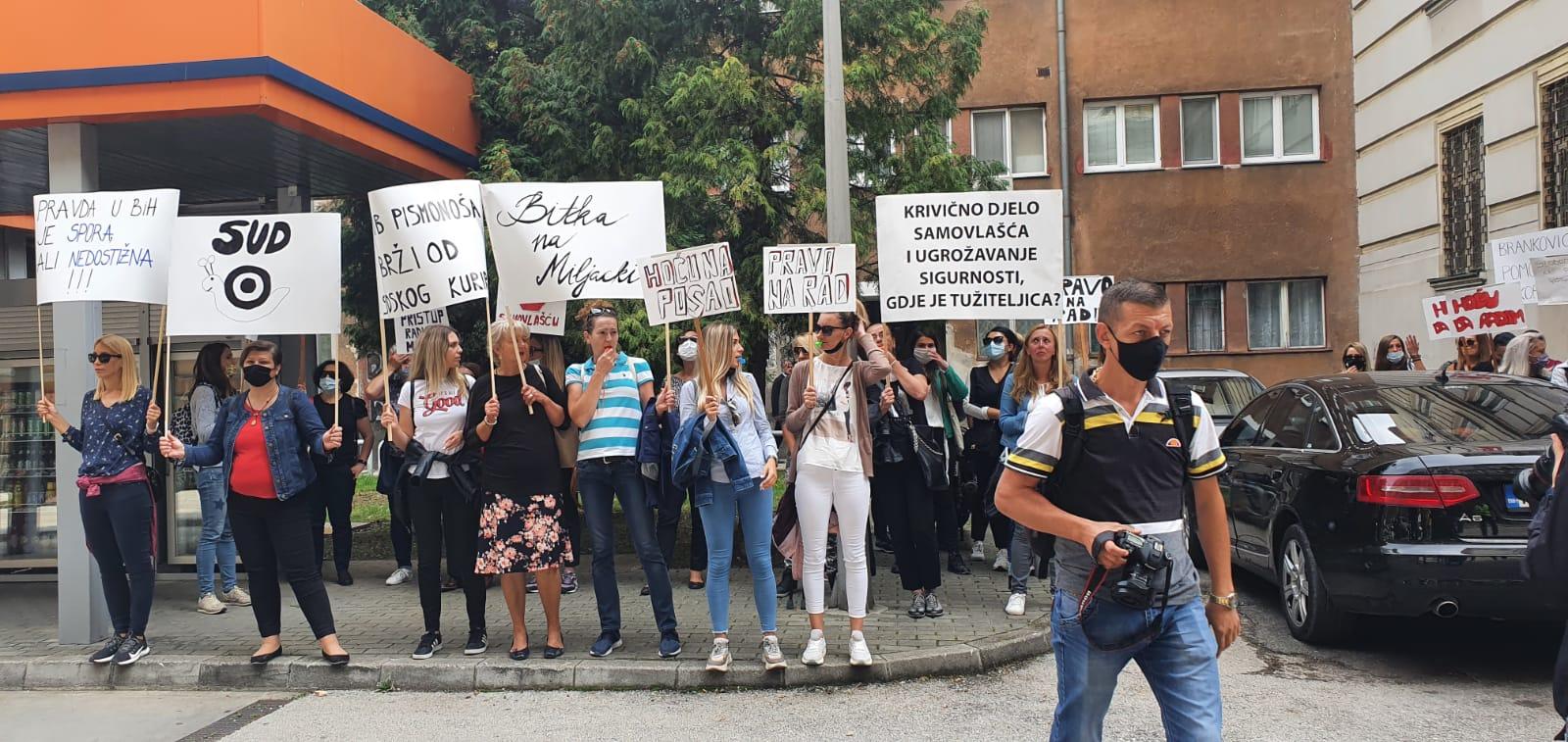 Radici agencije "Poslovnost" ispred Općinskog suda u Sarajevu - Avaz