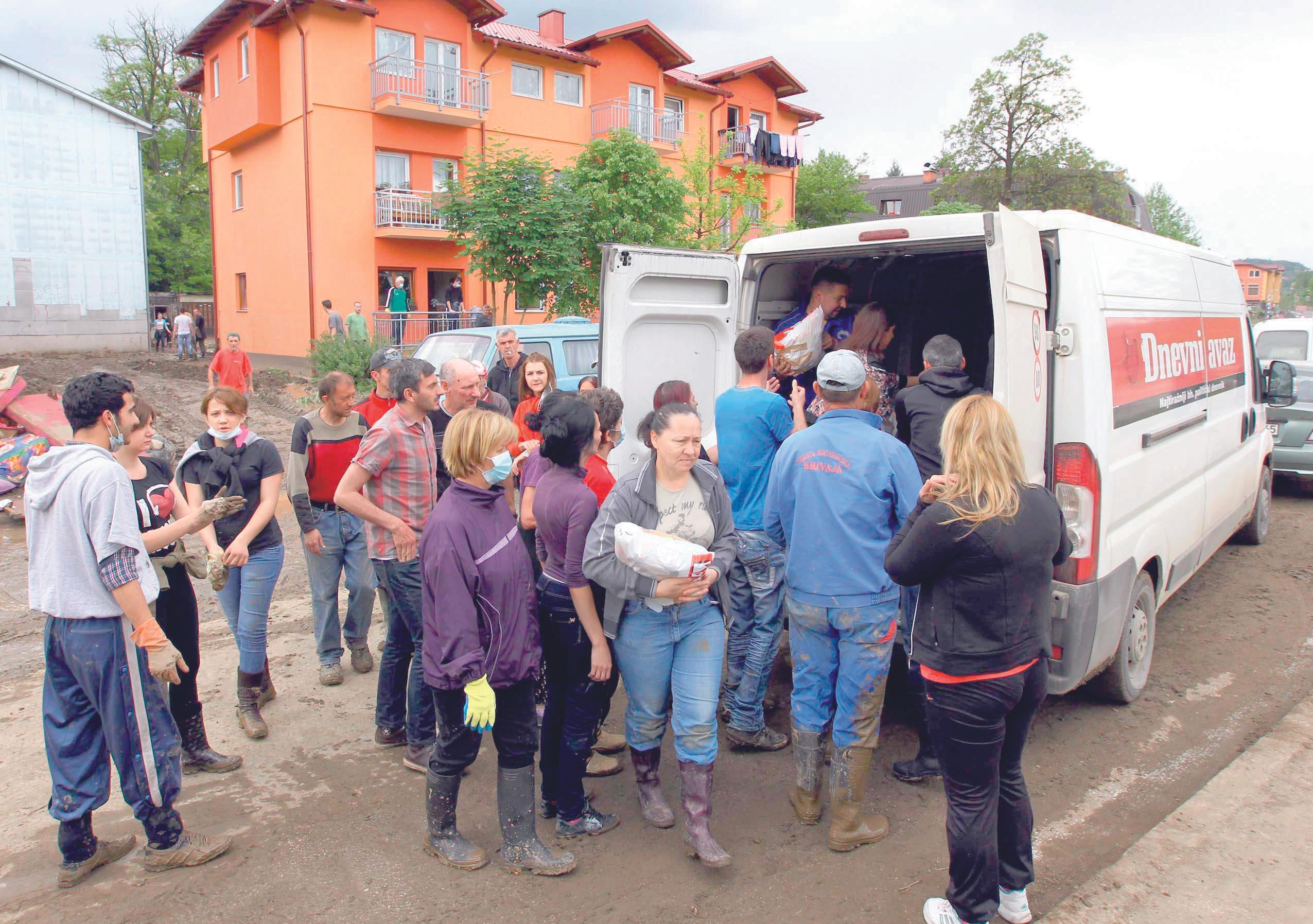"Avazovim" kombijima distribuirana pomoć tokom katastrofalnih poplava 2014. godine - Avaz